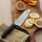 „Fuji Cutlery“ virtuvinis peilis „Santoku“ FC-680 „Wisteria“ – juodas » Dulotec.LT