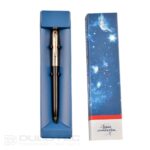 „Fisher Space Pen Cap-O-Matic“ rašiklis su žalvariniu dangteliu ir juodu korpusu, modelis 775G-B, dovanų dėžutėje » Dulotec.LT