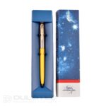 „Fisher Space Pen Cap-O-Matic“ rašiklis su žalvario dangteliu ir geltonu korpusu, modelis 775G-Y, dovanų dėžutėje » Dulotec.LT