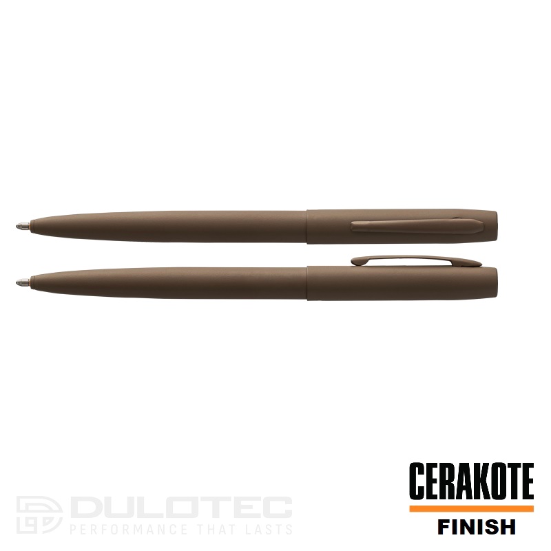 „Fisher Space Pen Cap-O-Matic“ rašiklis su „Ceracote“ danga, „Flat Dark Earth“ spalvos, modelis M4H265, pateiktas dovanų dėžutėje » Dulotec.LT