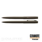„Fisher Space Pen Cap-O-Matic“ rašiklis su „Ceracote“ danga, „Flat Dark Earth“ spalvos, modelis M4H265, pateiktas dovanų dėžutėje » Dulotec.LT