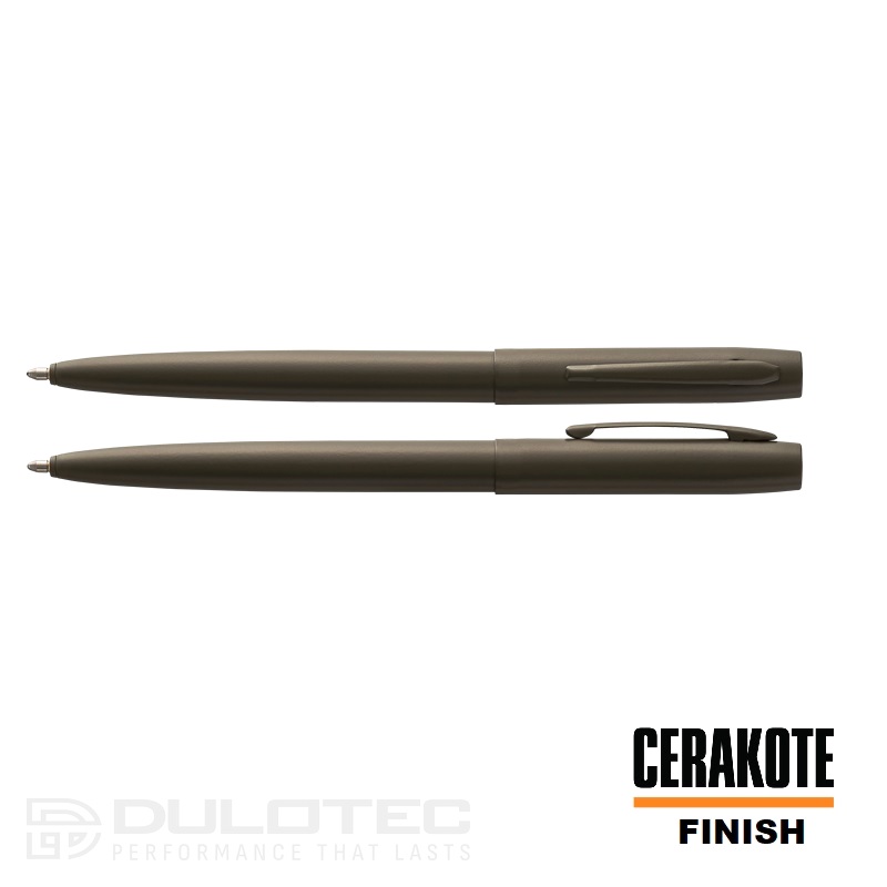 „Fisher Space Pen Cap-O-Matic“ rašiklis su „Ceracote“ danga, spalva – „O.D. Green“, modelis M4H240, dovanų dėžutėje » Dulotec.LT