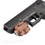 „Dulotec G3“ rudos spalvos pistoletinis žibintuvėlis – montuojamas po vamzdžiu, su žaliu lazeriniu taikikliu » Dulotec.LT